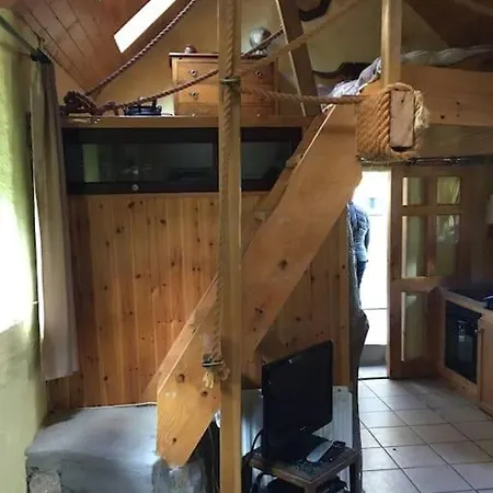 Traditional 18th Century Converted Stables בית נופש